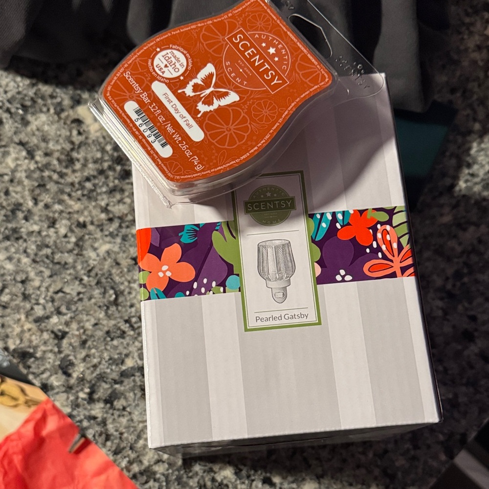 Scentsy Pearled Gatsby Warmer with Fall Wax Bar